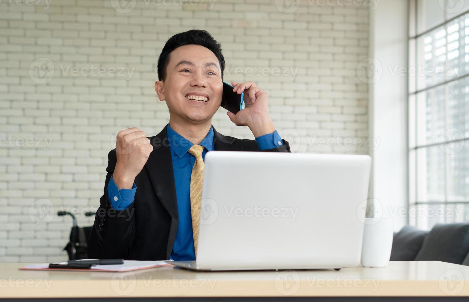 empresário conversando com cliente no escritório foto