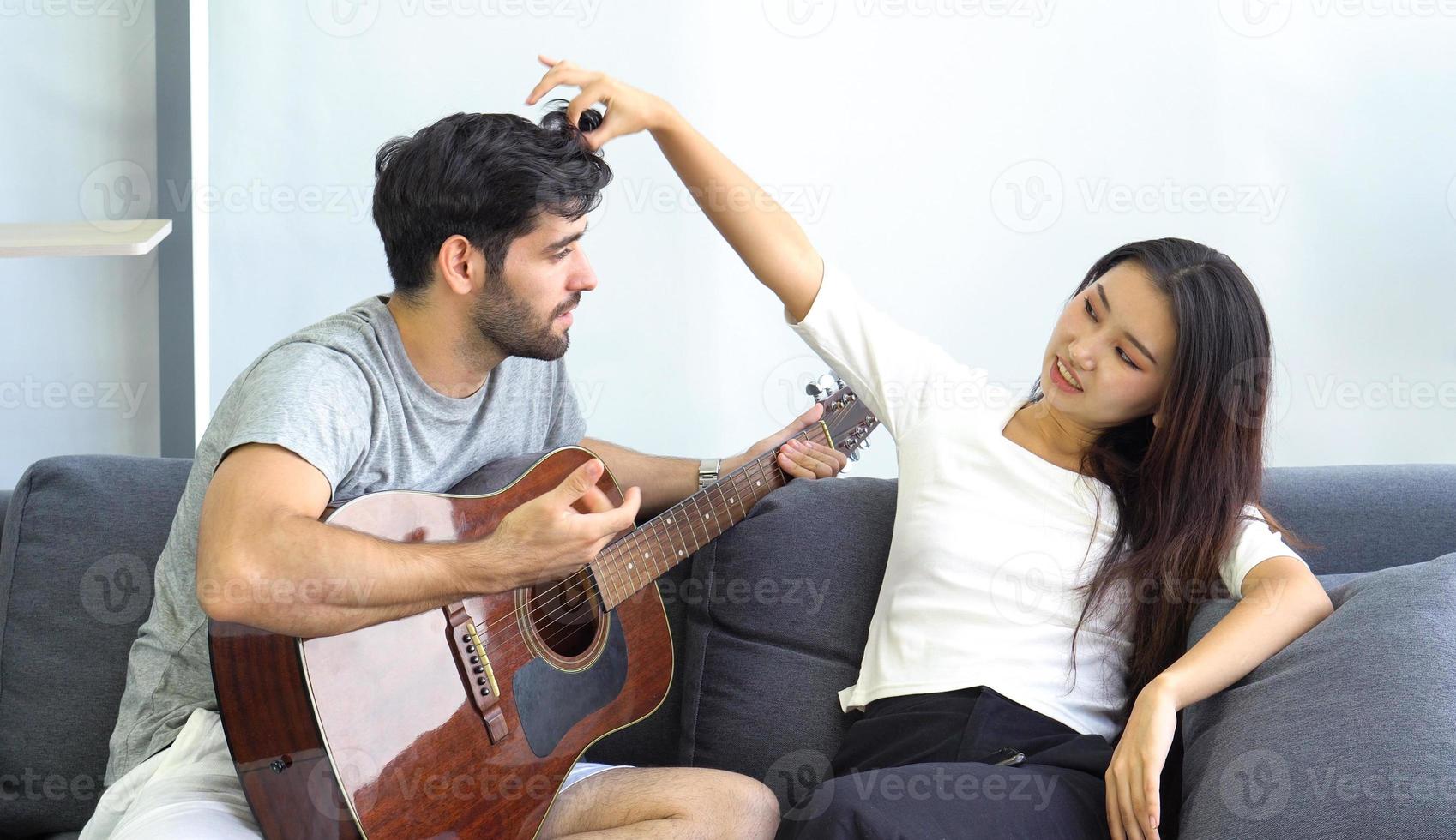 casal com uma guitarra foto