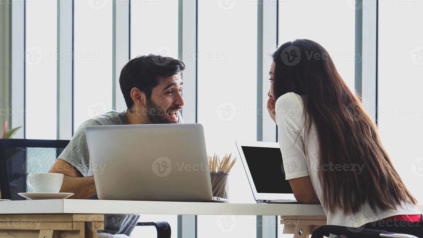 casal trabalhando juntos em casa foto