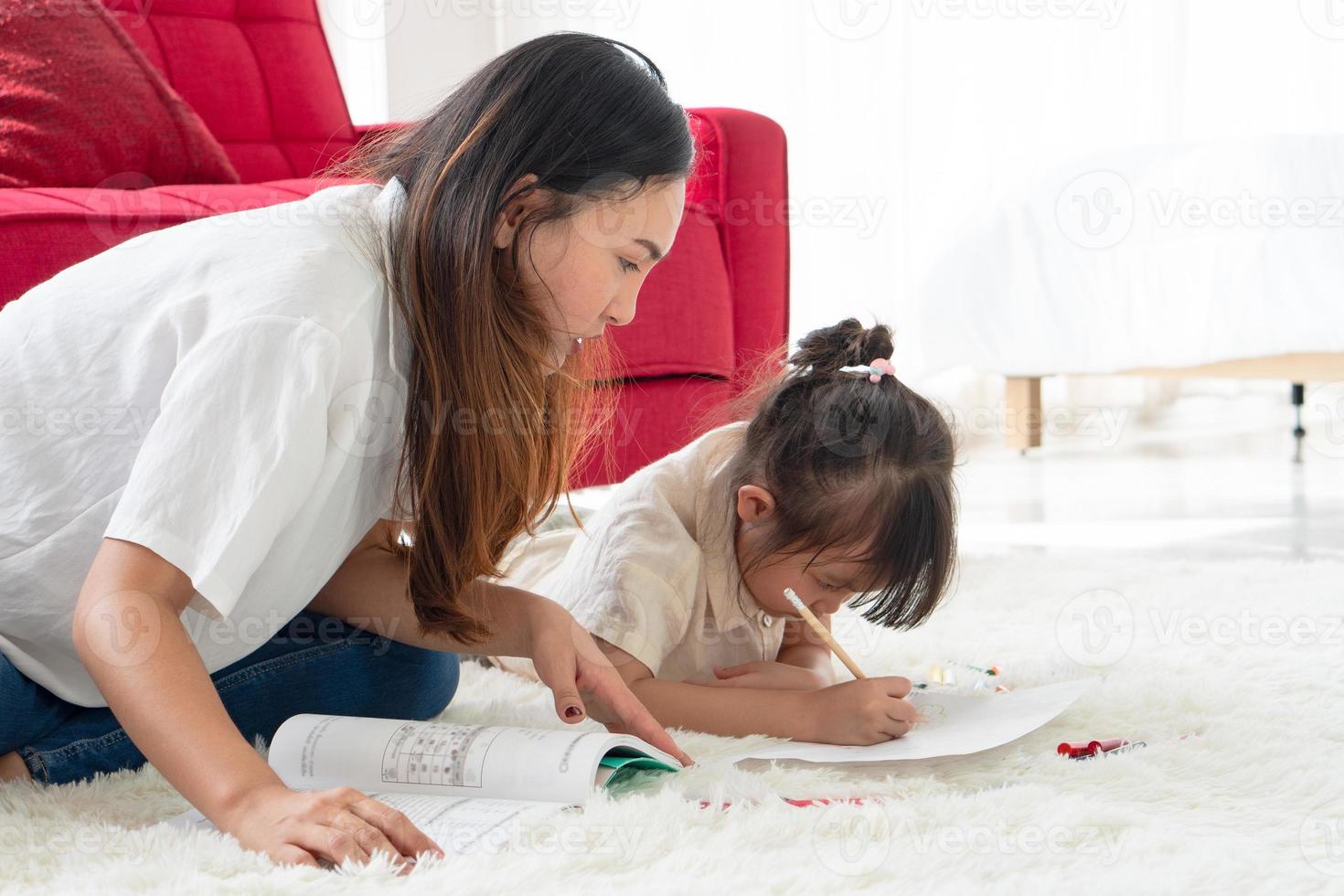 mãe e filho fazendo lição de casa foto