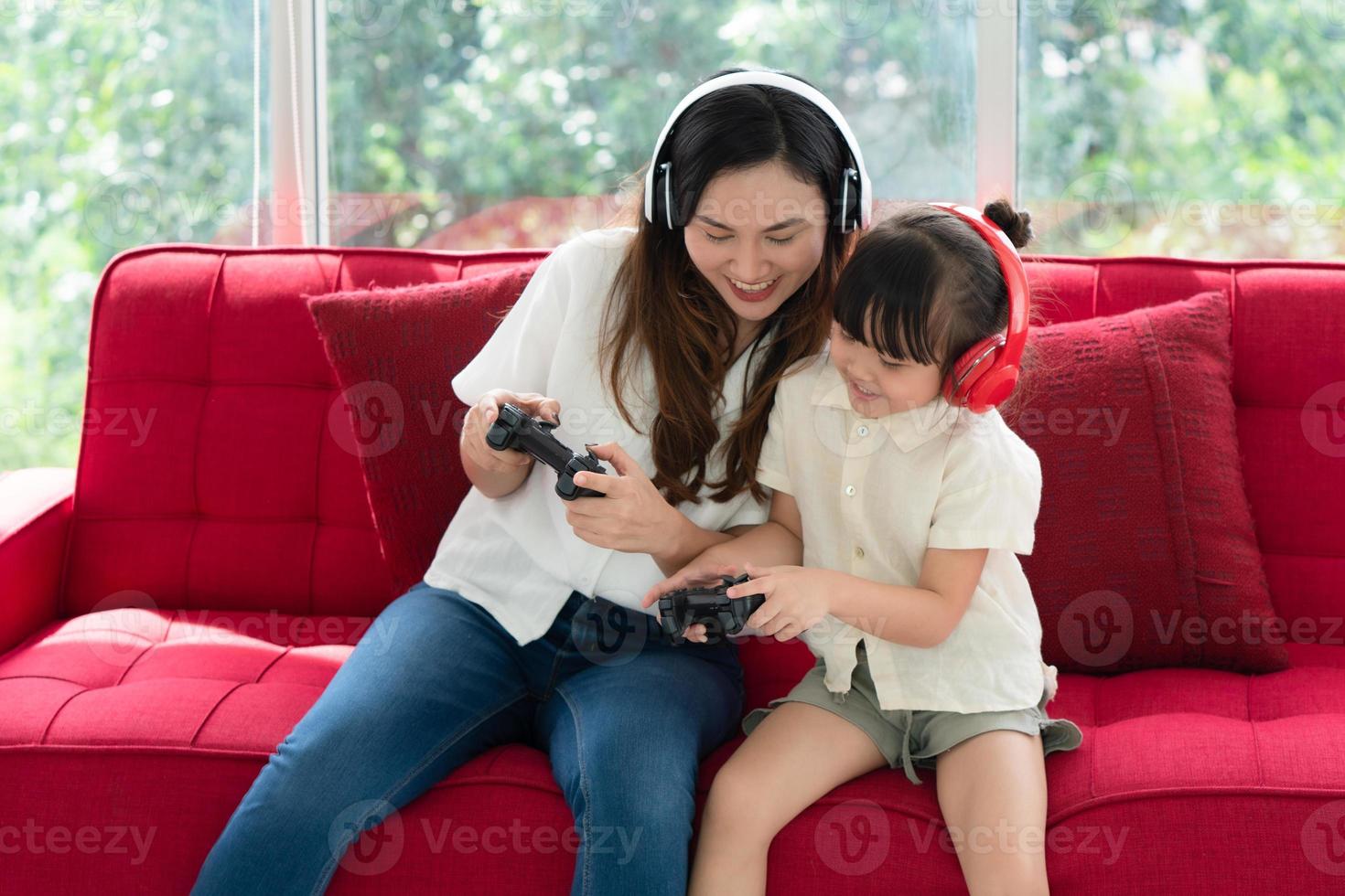mãe e filho jogando um jogo juntos foto