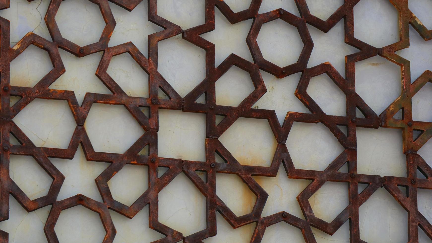 ornamentos islâmicos de ferro que estão enferrujados foto
