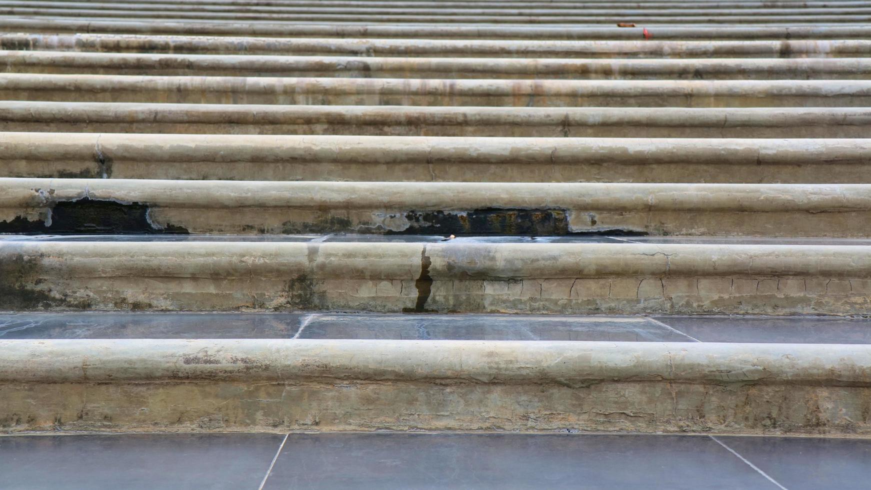 escada de concreto ligeiramente molhada da chuva foto