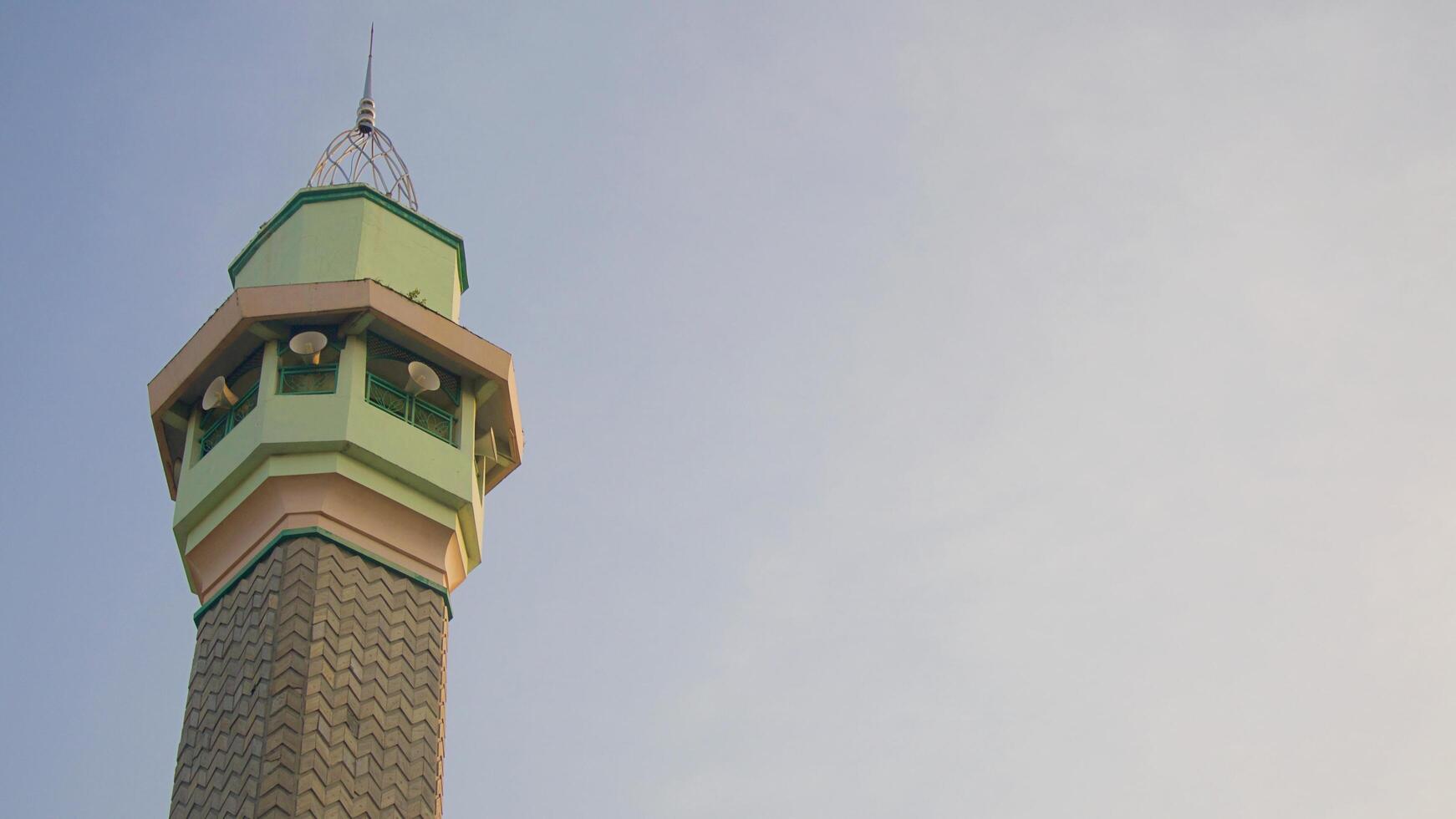 foto da torre da mesquita com um fundo do céu. para design de cartão de felicitações