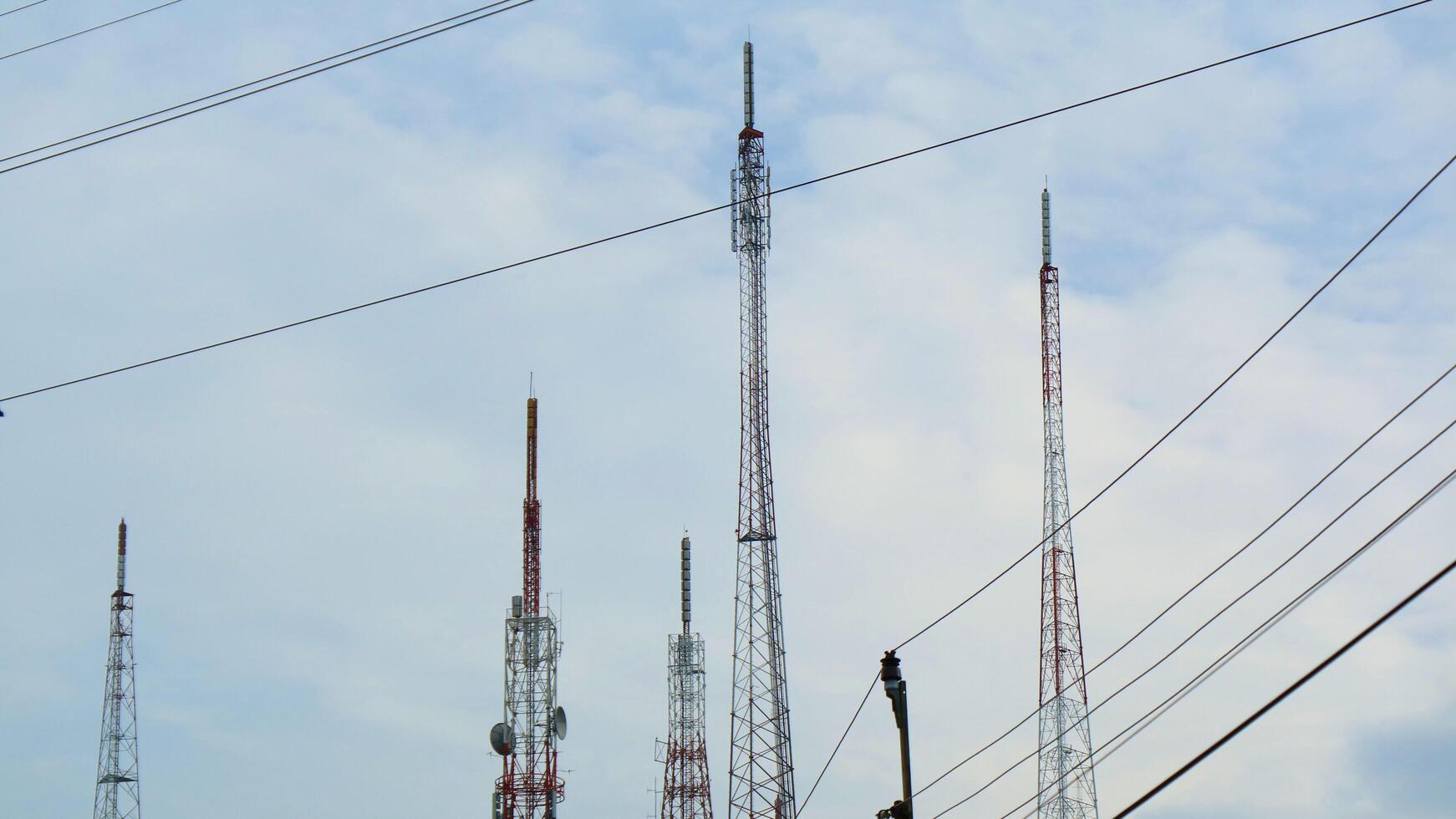 torres de telecomunicações existentes nas colinas foto