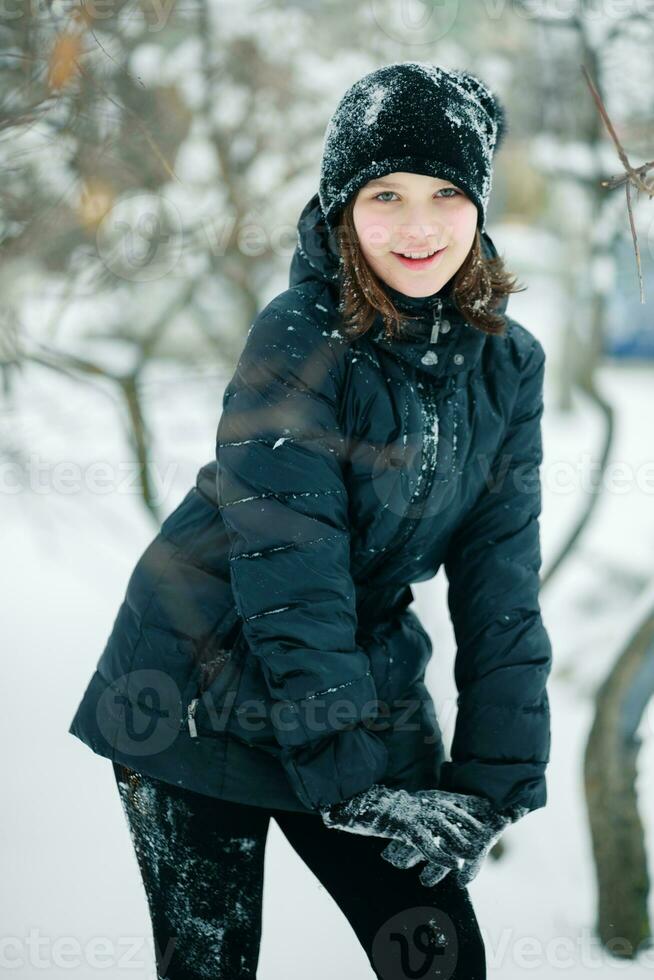 primeiro neve dentro cidade. menina é feliz. foto