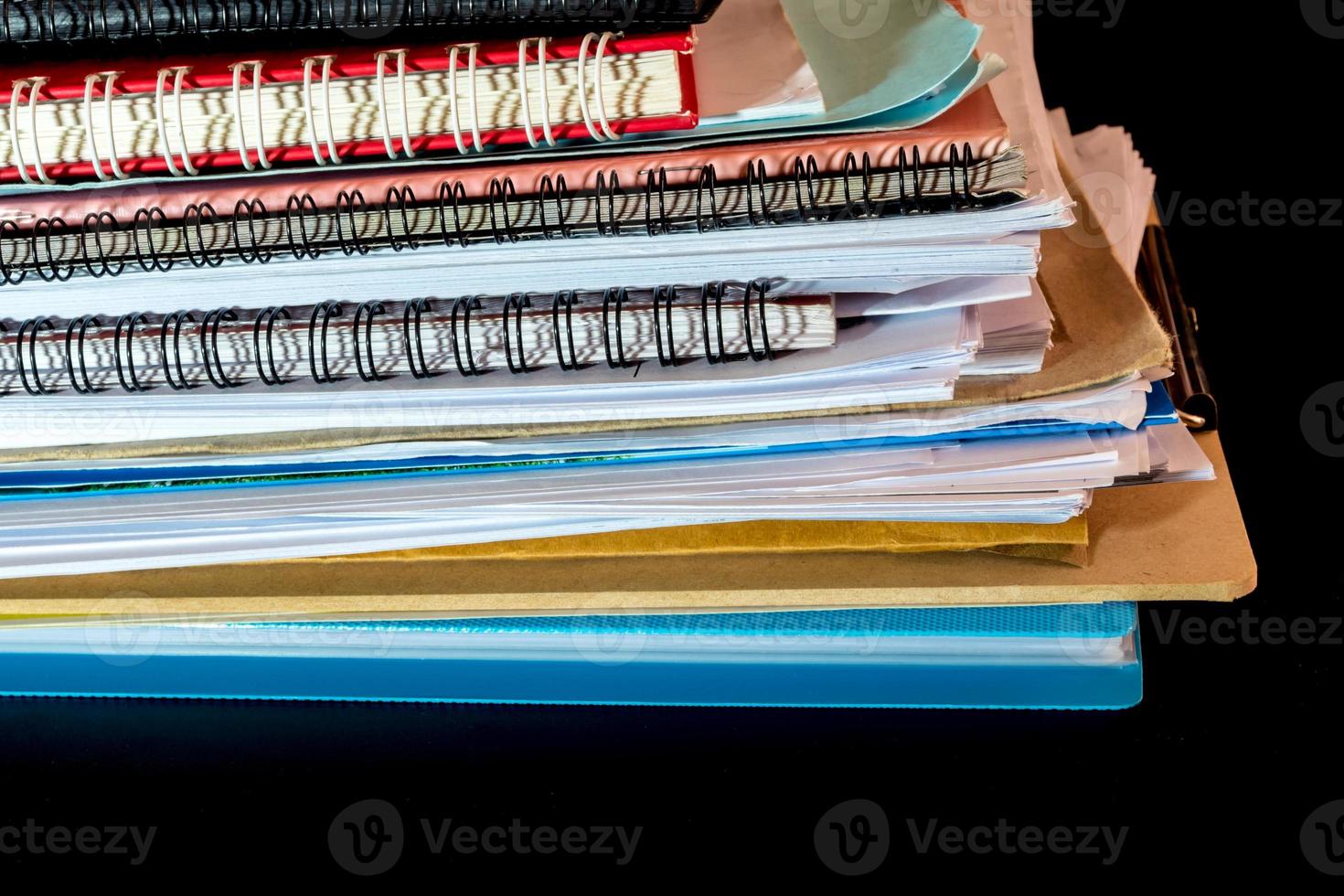 pilha de papéis de documentos de escritório em fundo preto foto