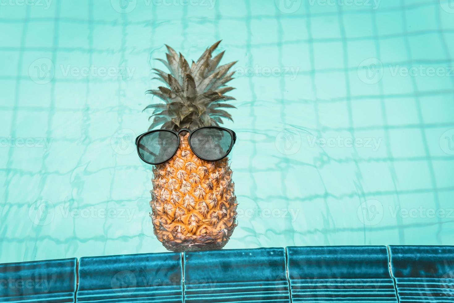 conceito de estilos de vida relaxantes nas férias de verão e na piscina foto