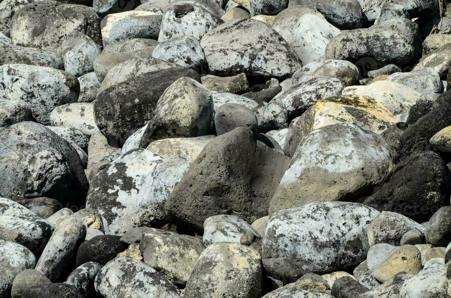 uma pilha do pedras em a de praia foto