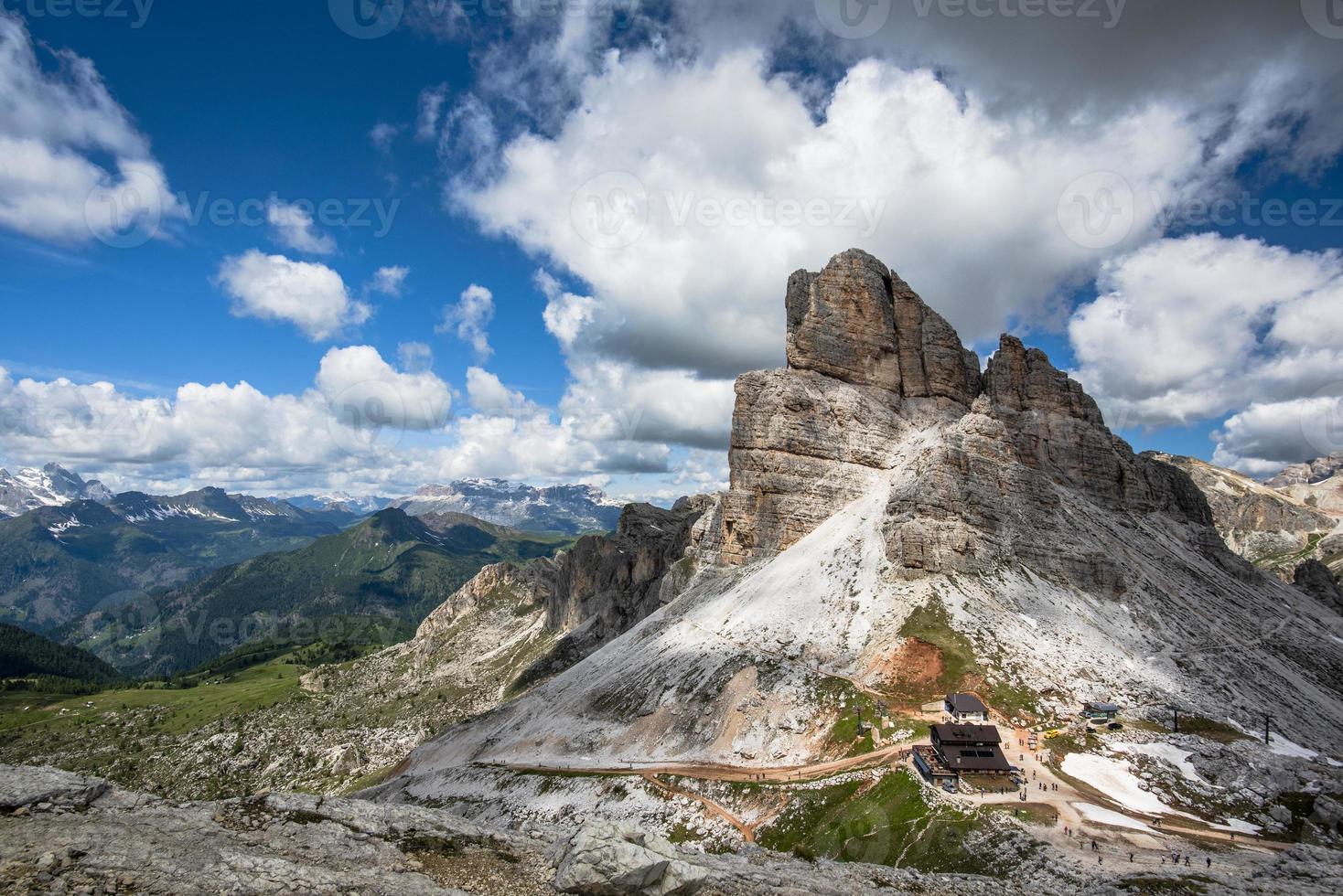 panorama dos prados desfiladeiro de dolomites falzarego em cortina d'ampezzo foto