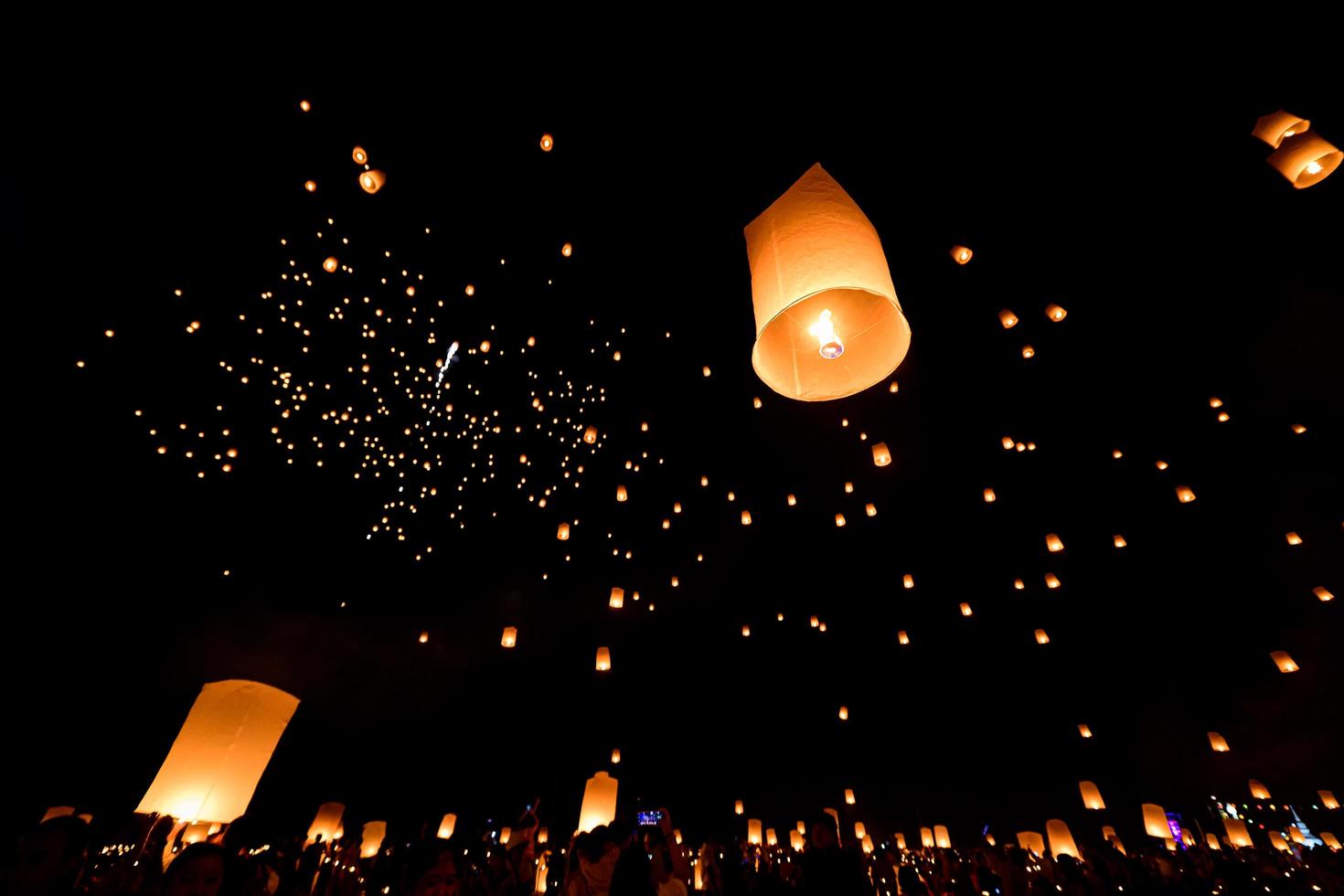 lanternas flutuantes no céu no festival loy krathong foto
