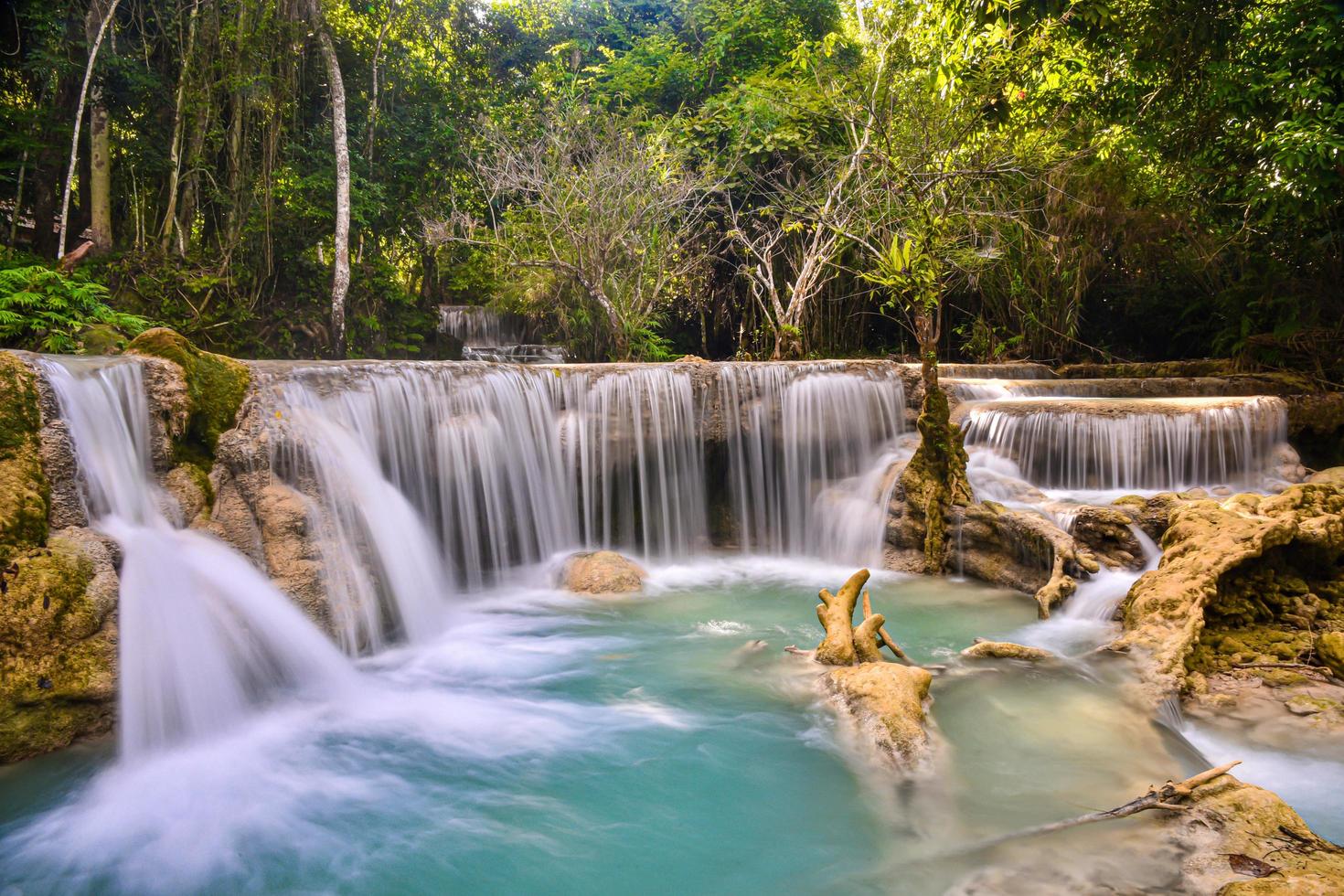 Cachoeira Kuangsi em Luang Prabang, Laos foto