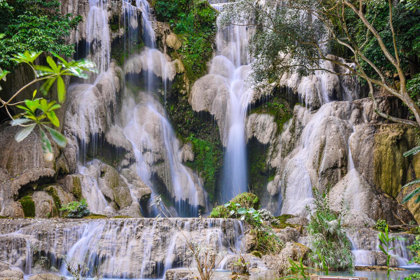 Cachoeira Kuangsi em Luang Prabang, Laos foto