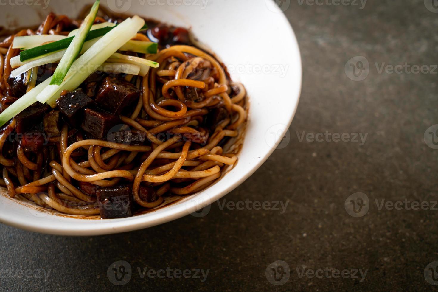 jajangmyeon ou jjajangmyeon é macarrão coreano com molho preto foto