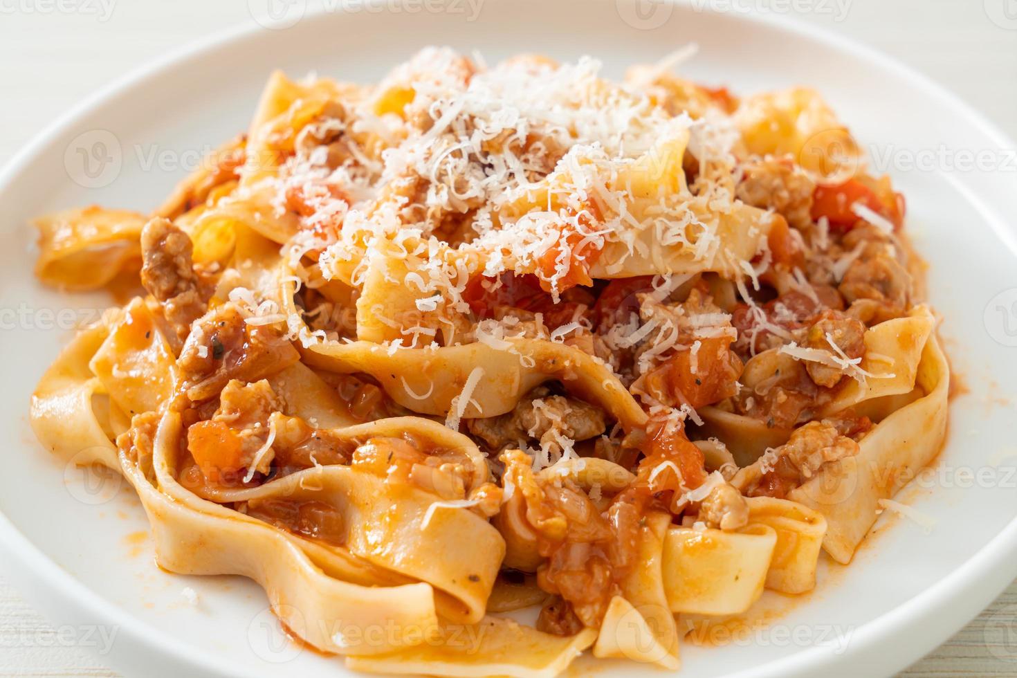 macarrão caseiro fettuccine à bolonhesa com queijo foto