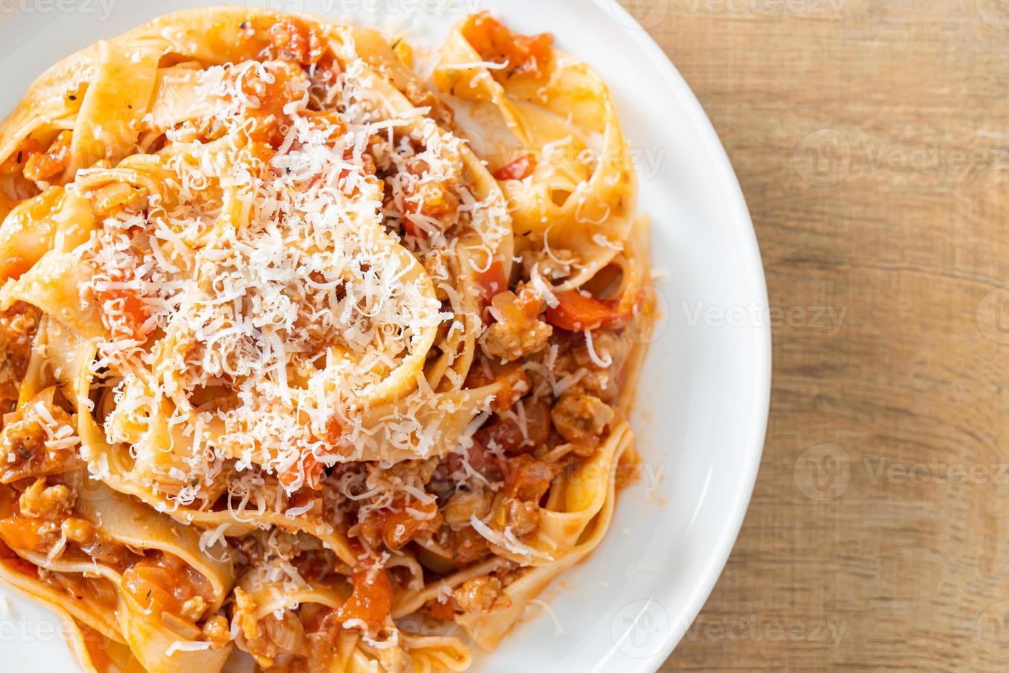 macarrão caseiro fettuccine à bolonhesa com queijo foto