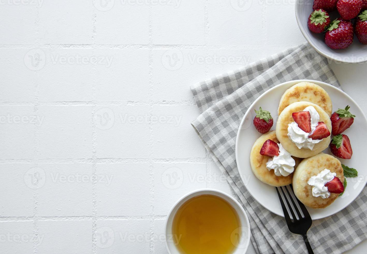 panquecas de queijo cottage, bolinhos de ricota em prato de cerâmica foto