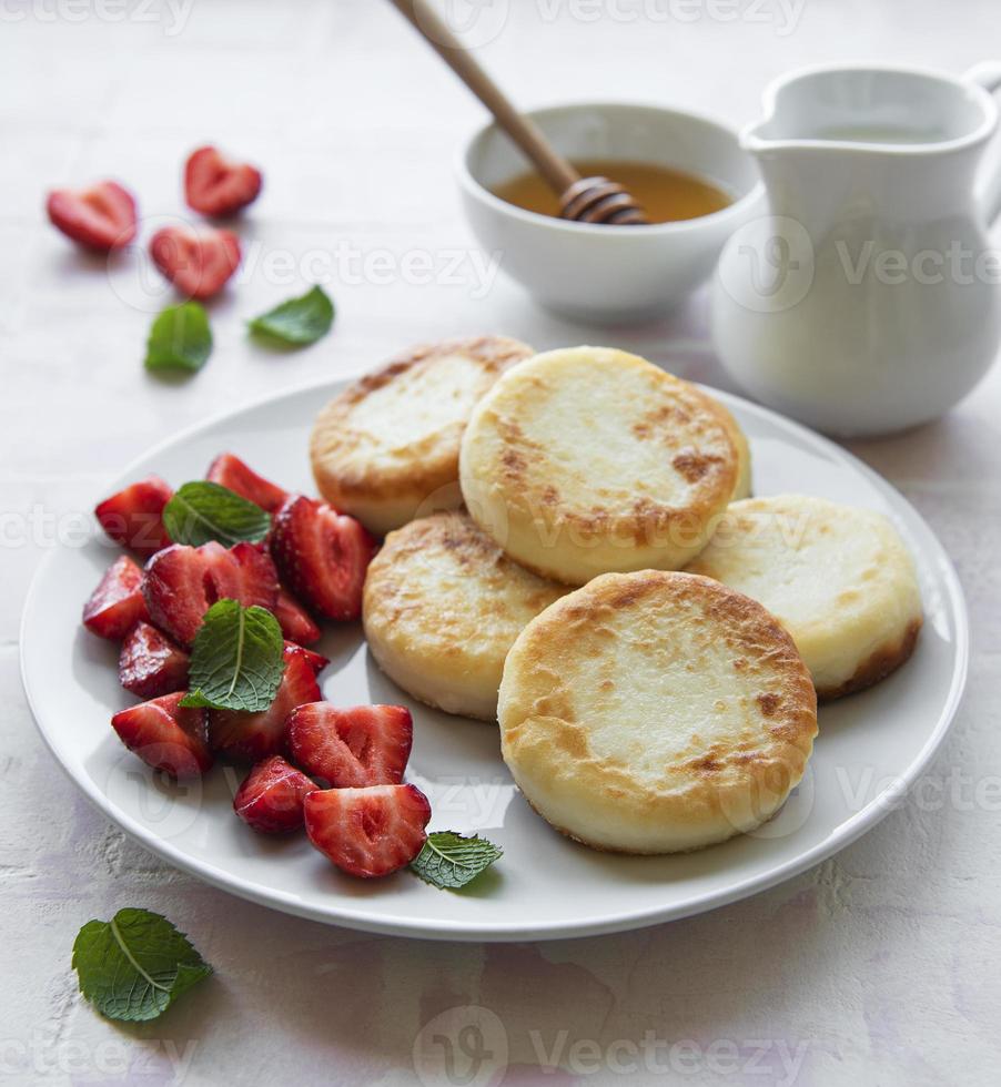 panquecas de queijo cottage, bolinhos de ricota em prato de cerâmica foto