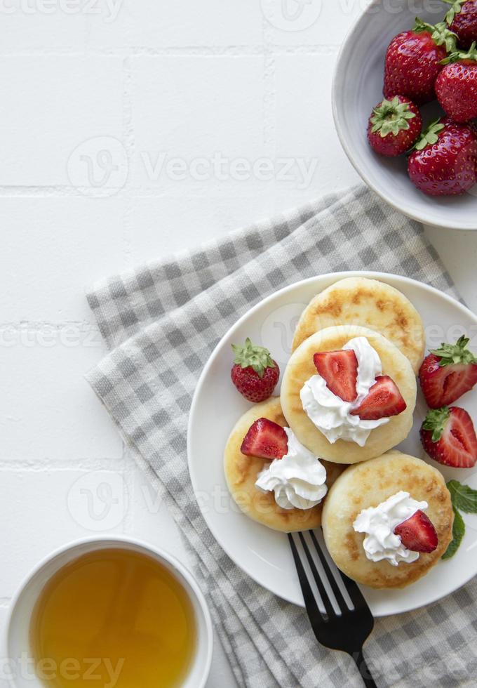 panquecas de queijo cottage, bolinhos de ricota em prato de cerâmica foto