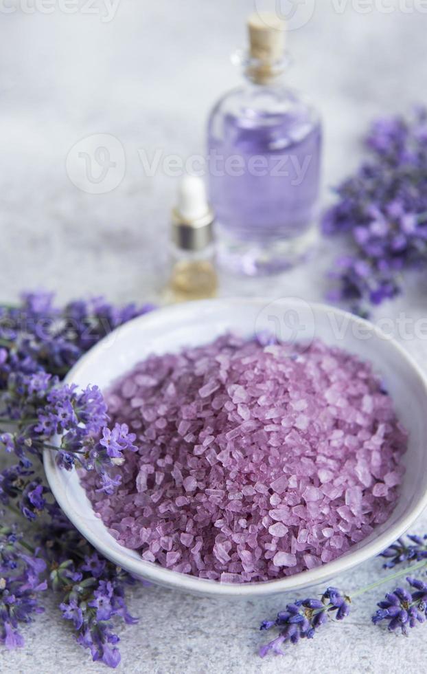 cosmético de ervas naturais com flores de lavanda foto