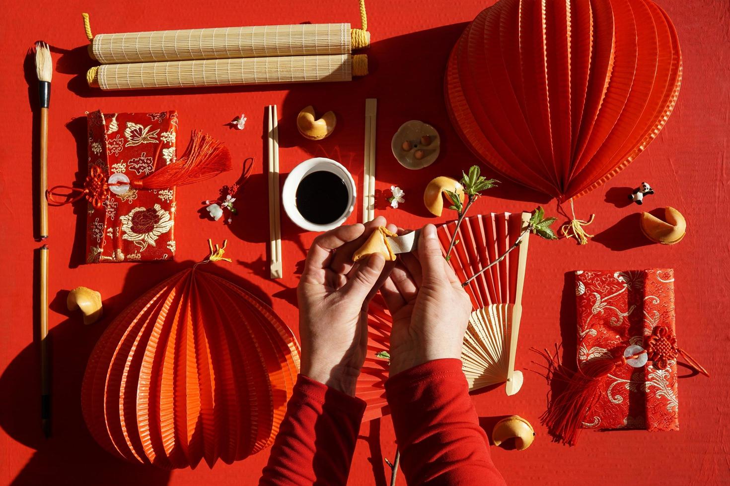biscoito da sorte e objetos decorativos chineses, fundo vermelho foto