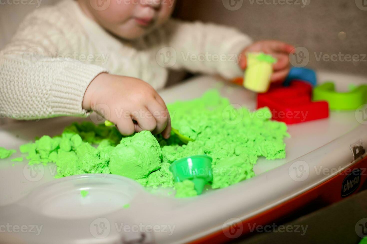 menina tocam com cinética areia. criança constrói pastores dentro Formato do cartas do areia. cedo desenvolvimento do crianças. bem motor Habilidades do a dedos. foto