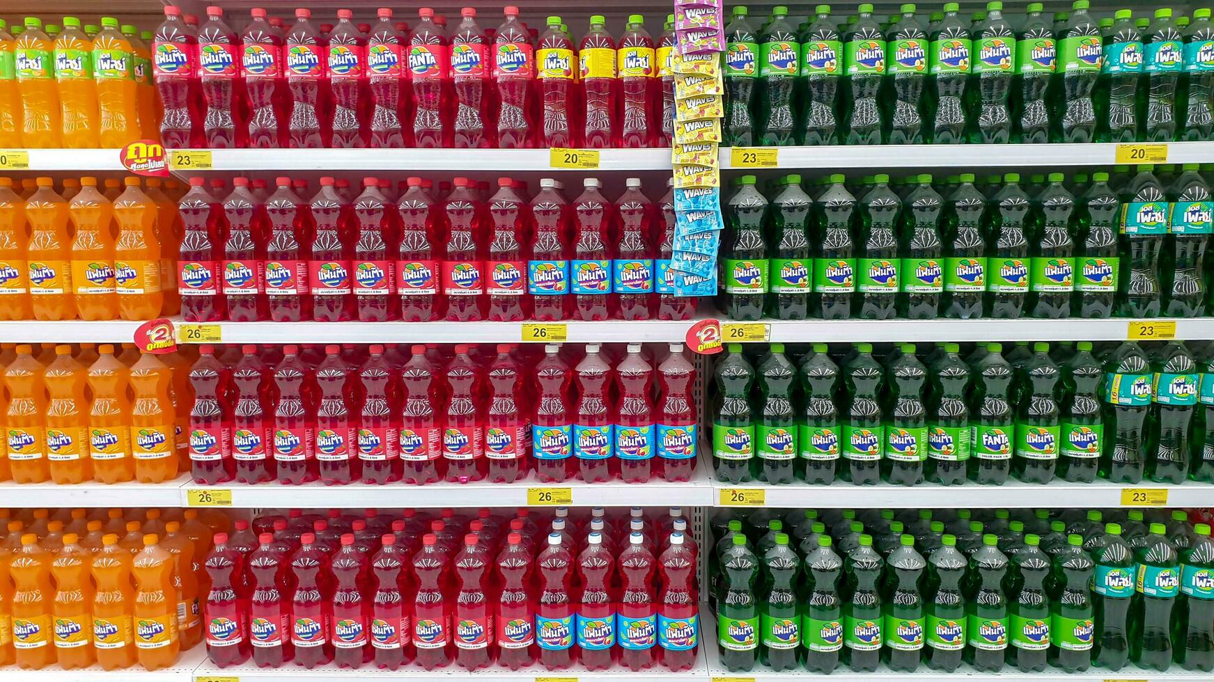 Bangkok, caramba, 2020 - fechar-se e colheita variedade espumante água e suave bebidas em venda dentro supermercado. foto