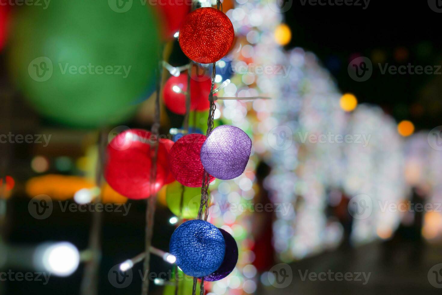 colheita e borrado imagem do Natal decorar tecido bola em noite Tempo fundo. foto