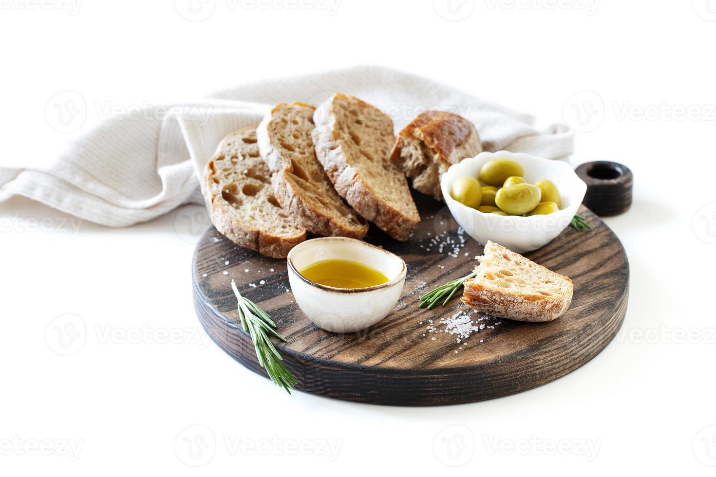 pão fatiado, azeitonas e azeite foto