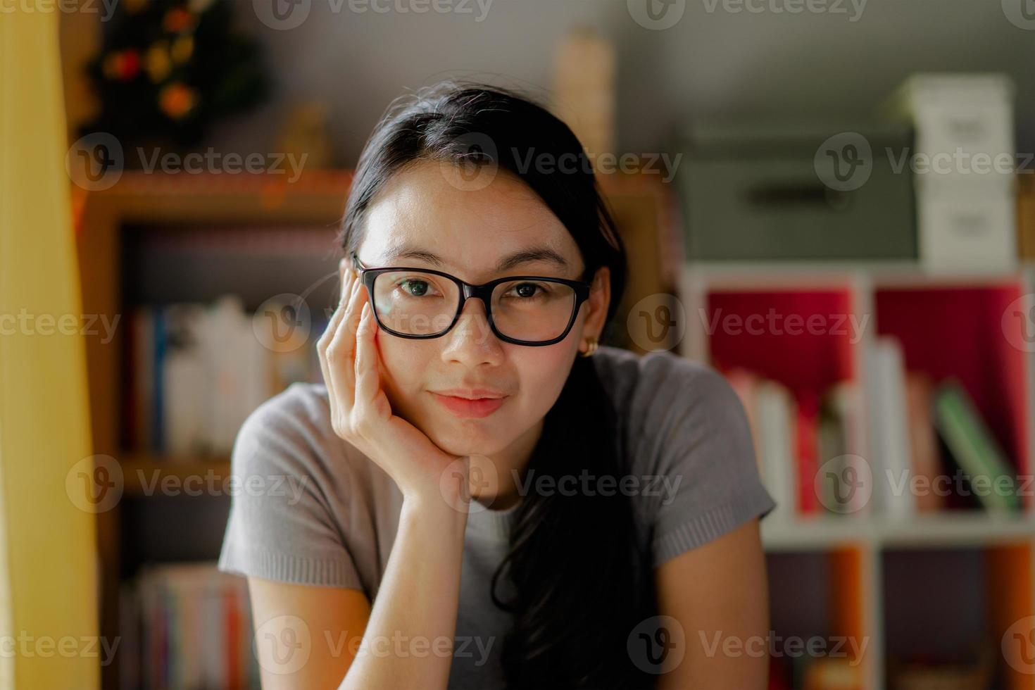 mulher de negócios usando óculos e sorrindo foto
