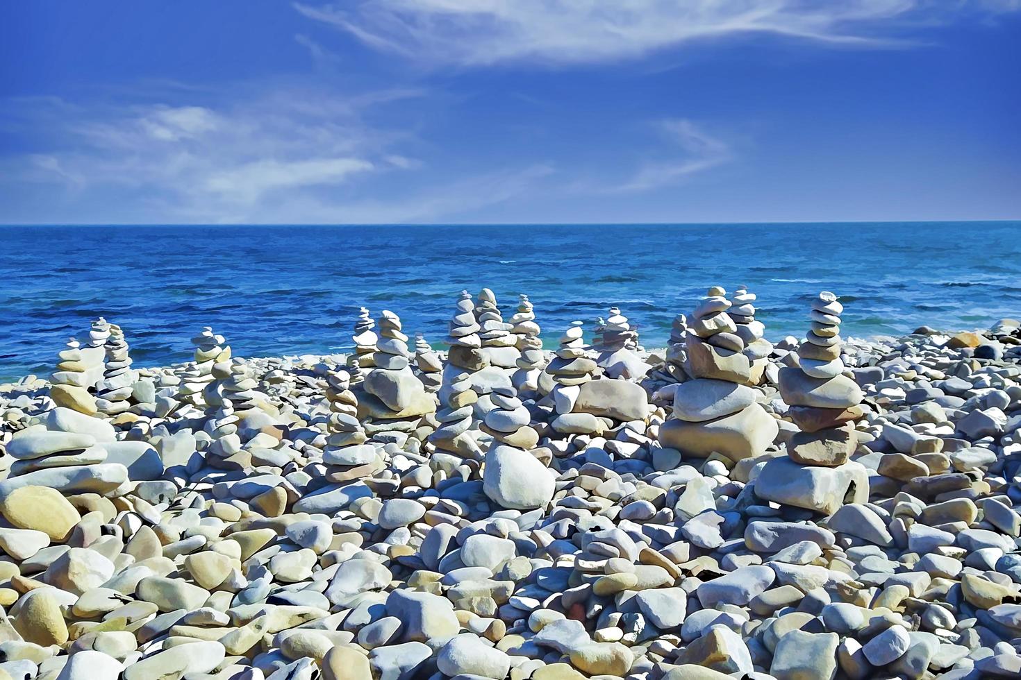 paisagem marítima com vista para praia de seixos foto