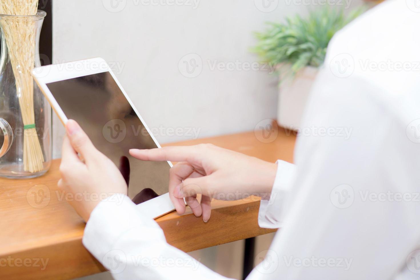 closeup mãos de mulher de negócios segurando o tablet. foto