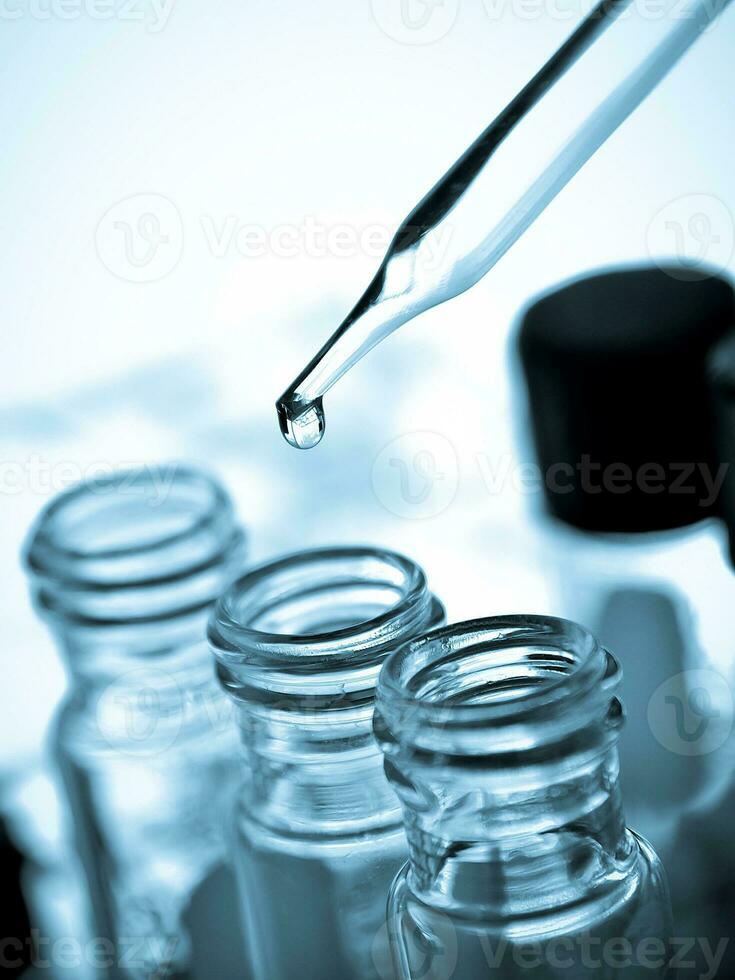 laboratório artigos de vidro às laboratório fundo dentro azul tom foto
