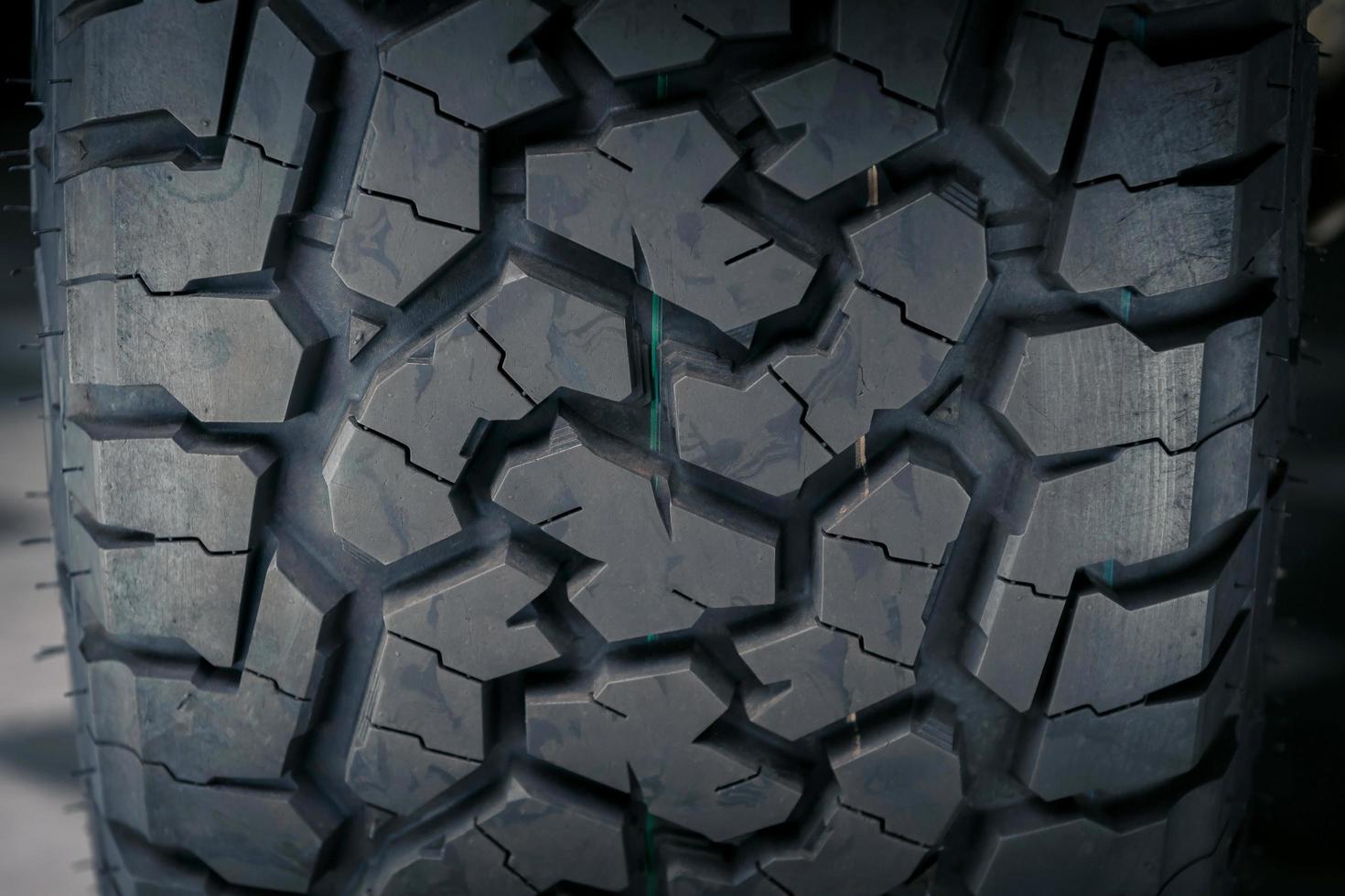 close-up de todos os padrões e texturas de pneus de terreno. foto