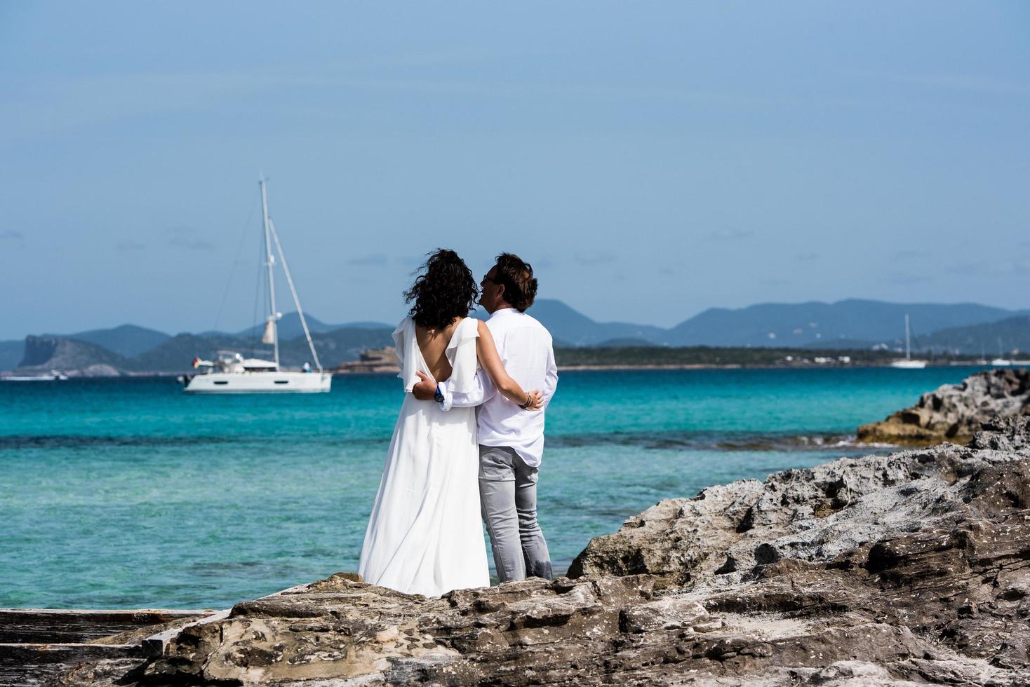 formentera, espanha 2021- casal na costa de ses illetes praia em formentera, ilhas baleares na espanha foto