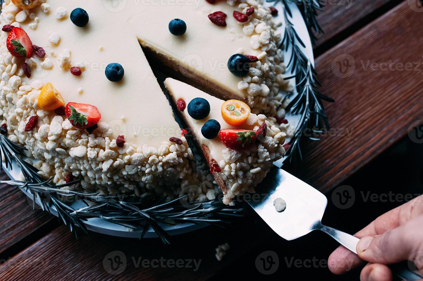 Bolo redondo de chocolate branco com frutas cortadas em pedaços foto