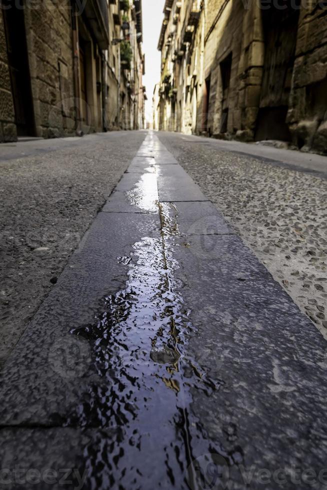 velha rua da cidade molhada foto