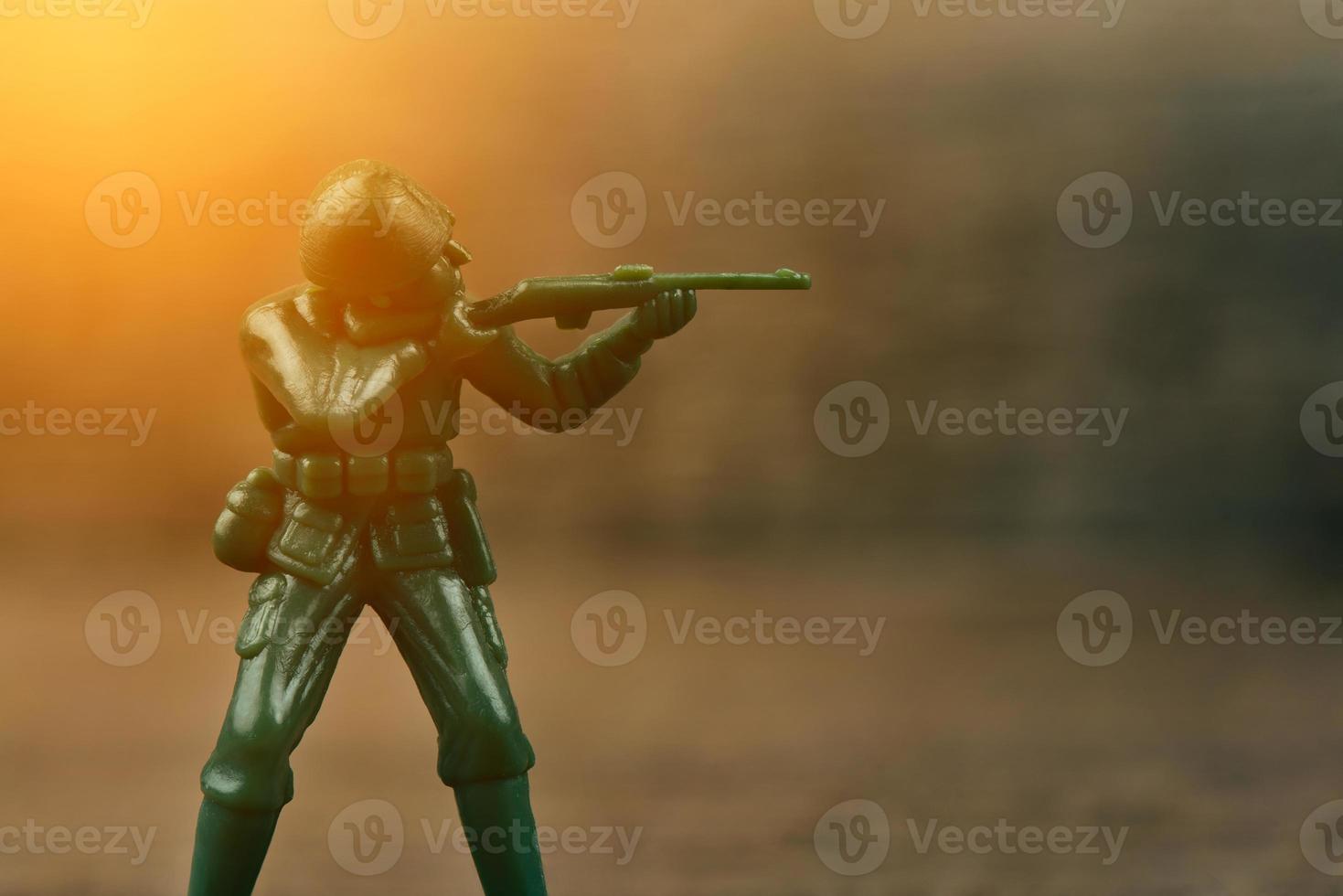 soldado segurando uma arma apontada para o inimigo foto