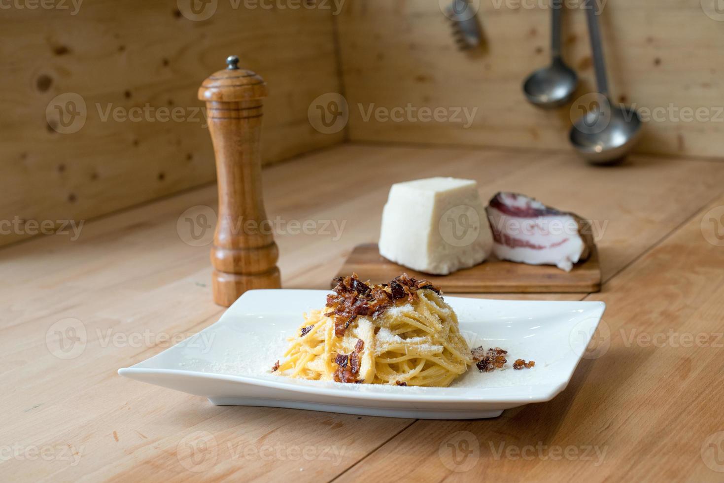 pimenta tradicional italiana bucatini alla gricia guanciale pecorino foto