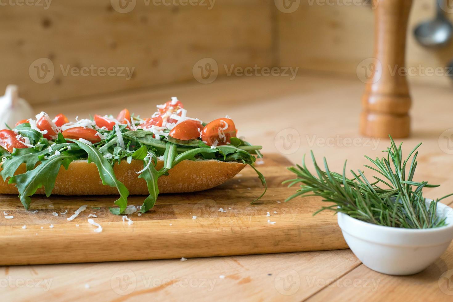 salada de rúcula com tomate cereja e queijo parmesão foto