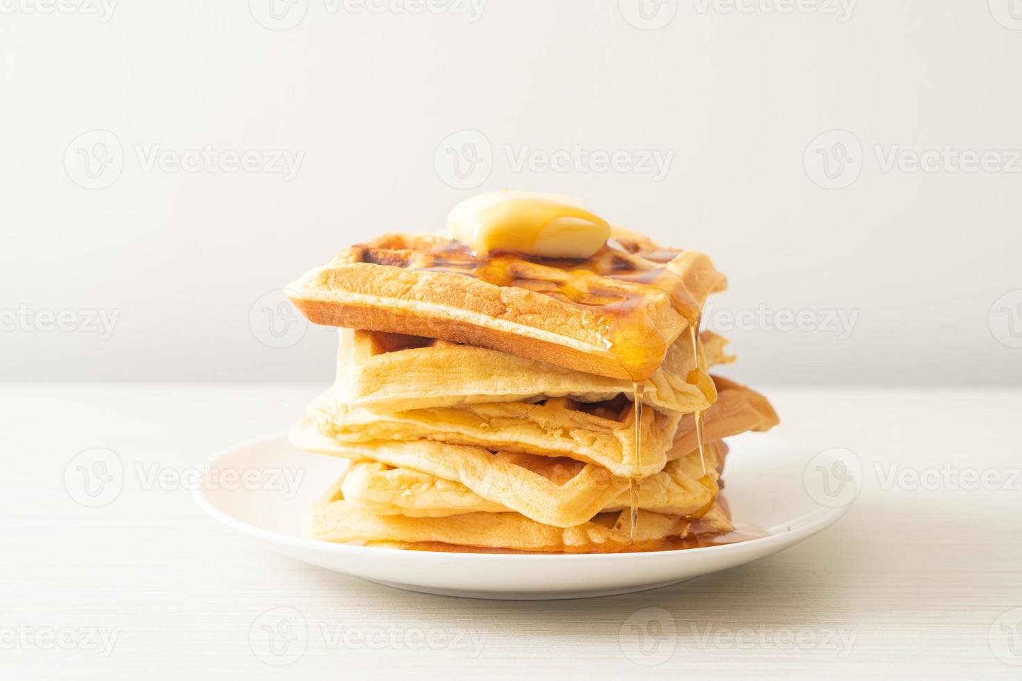 pilha de waffles com manteiga e mel foto