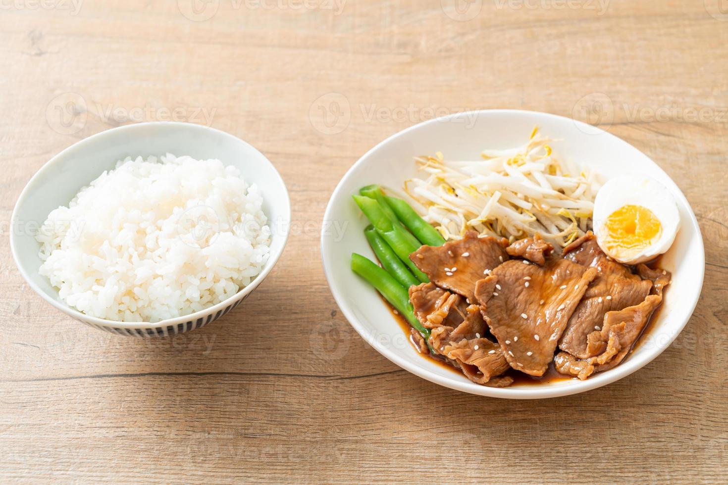 Frite porco teriyaki com sementes de gergelim, broto de feijão, ovo cozido foto