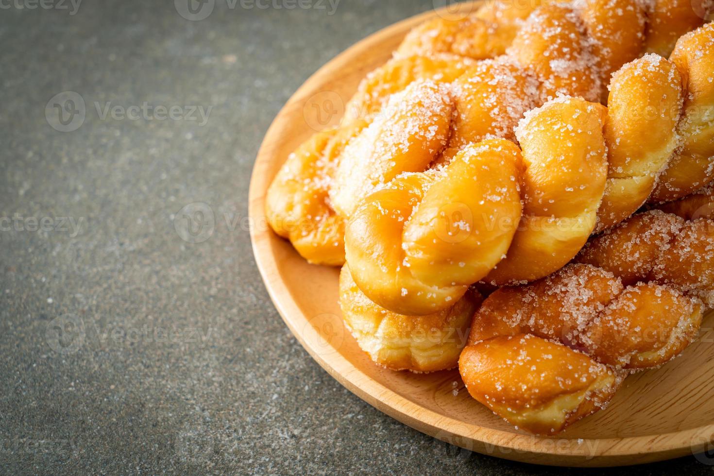 donut de açúcar em forma de espiral foto