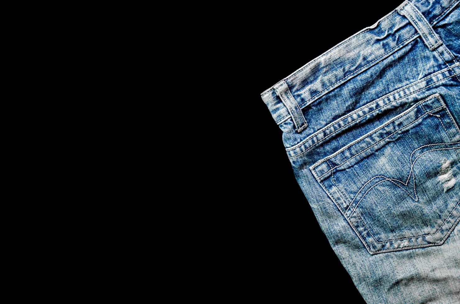 falta de jeans azul e textura de jeans no chão de madeira foto