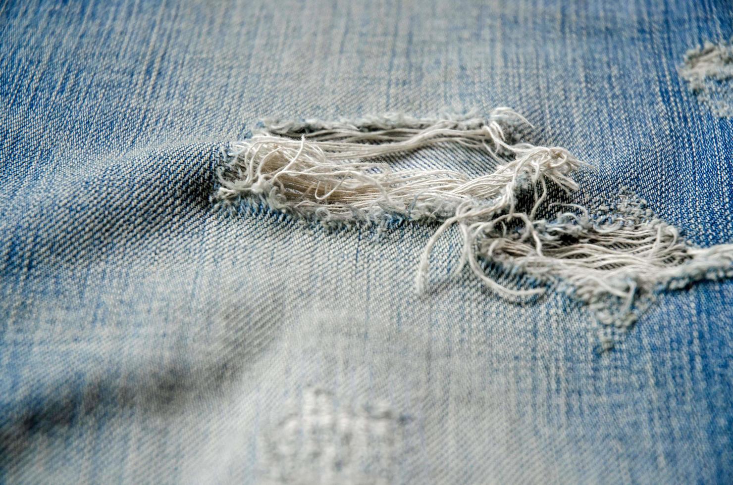 falta de jeans azul e textura de jeans no chão de madeira foto