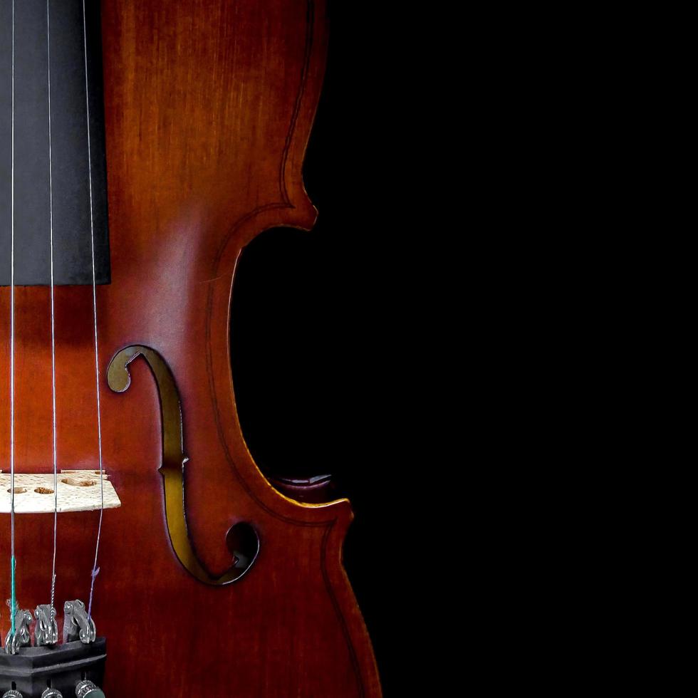 o violino na mesa, close-up do violino no floo de madeira foto