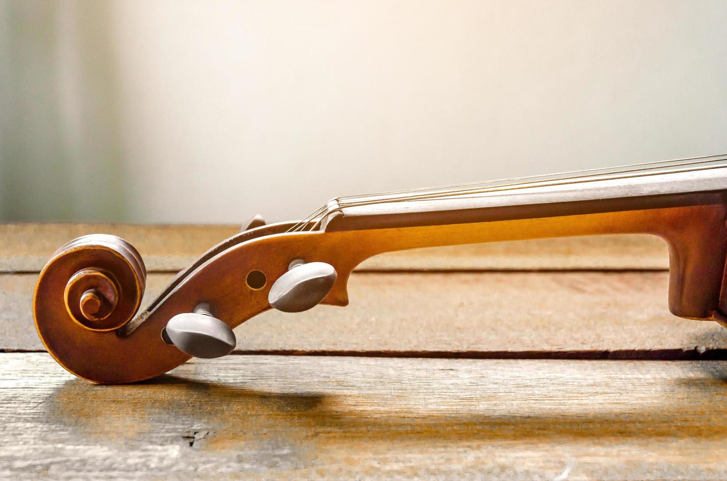 o violino na mesa, close-up do violino no floo de madeira foto