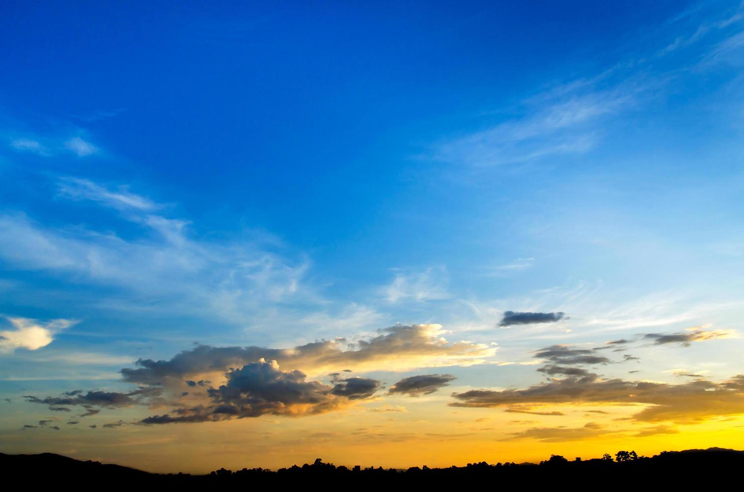 nuvens escuras e céu escuro em dia chuvoso, céu nublado e tempestuoso e azul foto