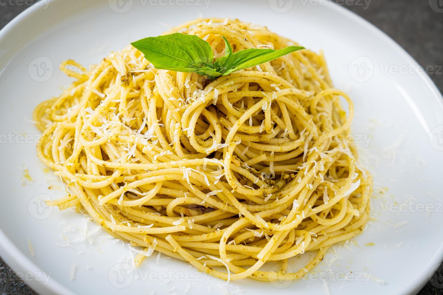 macarrão espaguete pesto - comida vegetariana foto