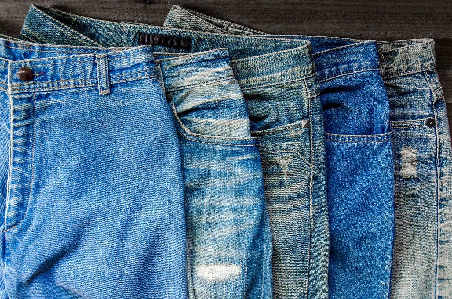 jeans azul e jeans não têm textura na mesa, jeans são sobrepostos. foto